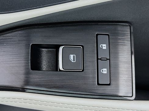 Used 2025 Nissan Rogue SL image 29