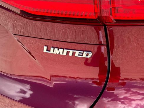 Used 2024 Toyota Venza Limited image 28