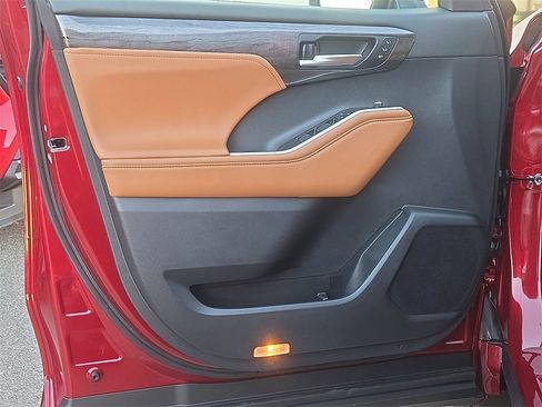 New 2026 Toyota Highlander Platinum image 17
