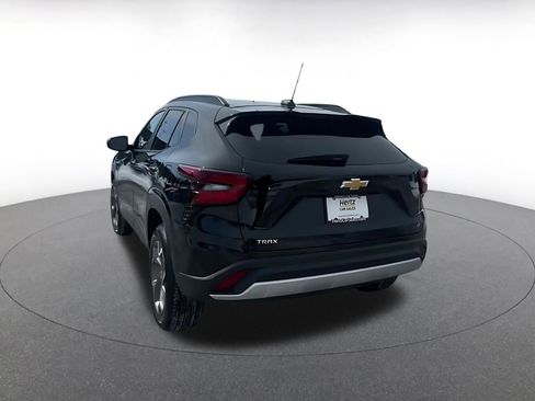 Used 2025 Chevrolet Trax LT w/ LT Convenience Package image 11