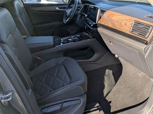 Used 2025 Volkswagen Atlas SE image 37
