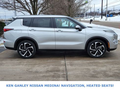 Used 2024 Mitsubishi Outlander image 2