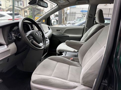 Used 2020 Toyota Sienna LE FWD image 11