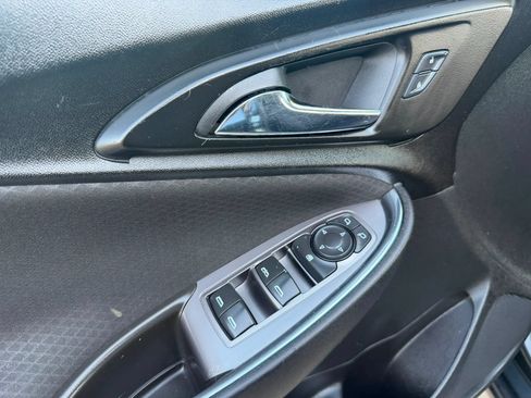 Used 2017 Chevrolet Malibu LT FWD image 9