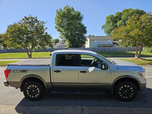Used 2018 Nissan Titan PRO-4X w/ Pro-4x Convenience Package AWD/4WD image 7