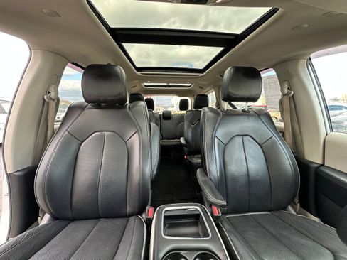 Used 2018 Chrysler Pacifica Limited image 29