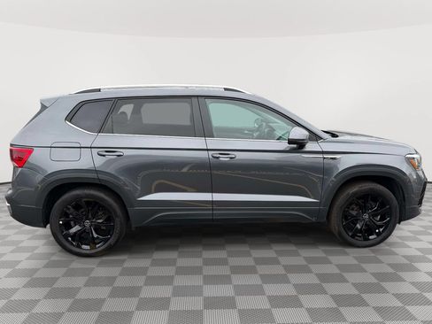 Used 2022 Volkswagen Taos SE w/ Panoramic Sunroof Package FWD image 2