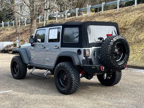 Used 2017 Jeep Wrangler Unlimited Rubicon w/ Connectivity Group image 23