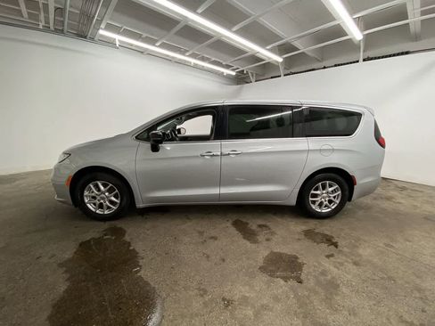 Used 2024 Chrysler Pacifica Touring-L FWD image 3