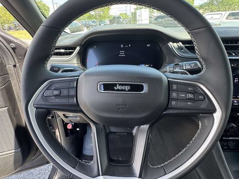 Used 2025 Jeep Grand Cherokee L Altitude AWD/4WD image 3