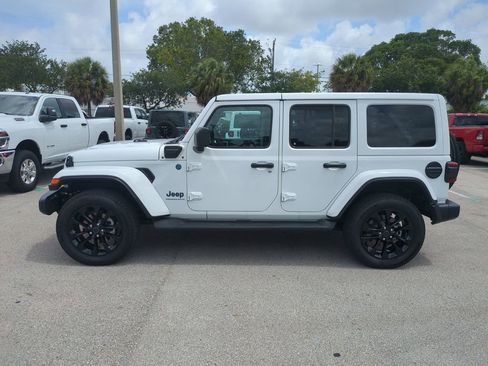 Used 2025 Jeep Wrangler Unlimited Sahara AWD/4WD image 9