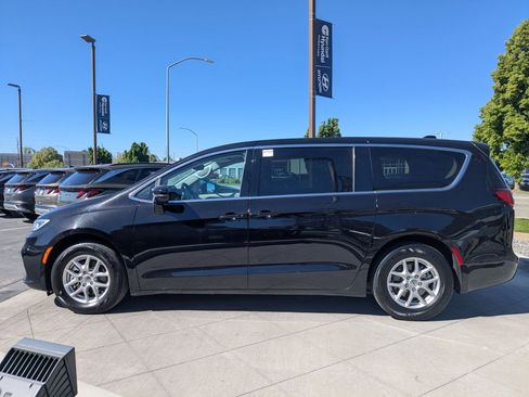 Used 2024 Chrysler Pacifica Touring-L FWD image 7