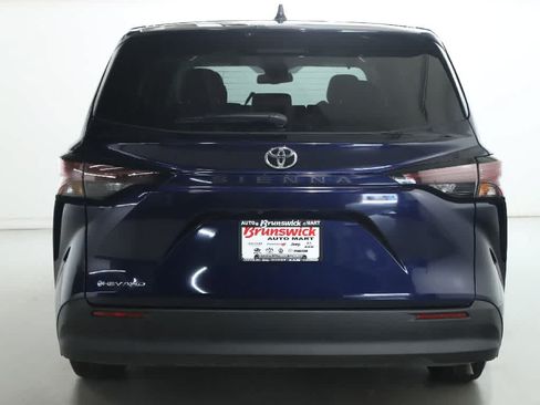 Used 2026 Toyota Sienna LE AWD/4WD image 40