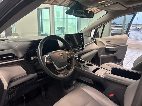 Used 2021 Toyota Sienna XLE FWD image 17