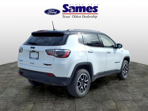 Used 2025 Jeep Compass Trailhawk AWD/4WD image 3