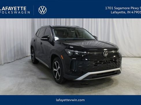 Used 2025 Volkswagen Tiguan SE image 1