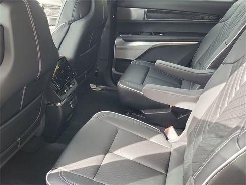 New 2026 Cadillac Vistiq Platinum image 24