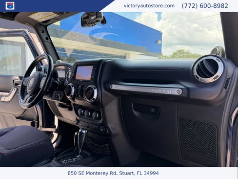 Used 2013 Jeep Wrangler Unlimited Rubicon w/ Connectivity Group AWD/4WD image 32