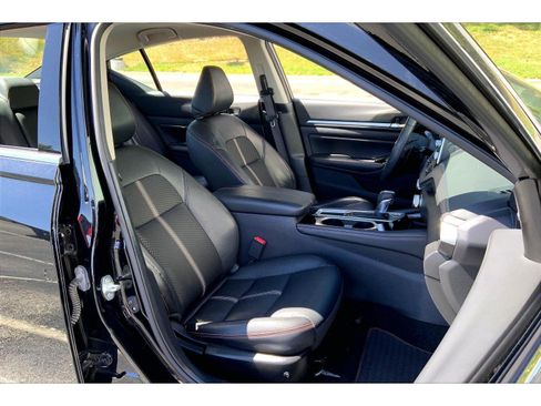 Used 2024 Nissan Altima 2.5 SR FWD image 7
