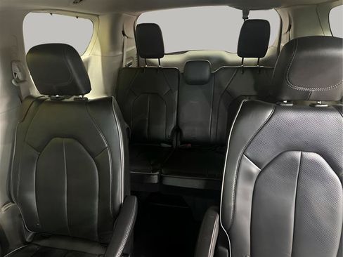 Used 2019 Chrysler Pacifica Limited FWD image 18