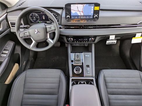 New 2025 Mitsubishi Outlander SE image 15