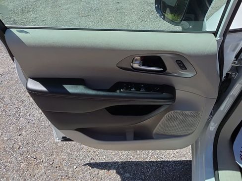 Used 2024 Chrysler Pacifica Touring-L FWD image 14