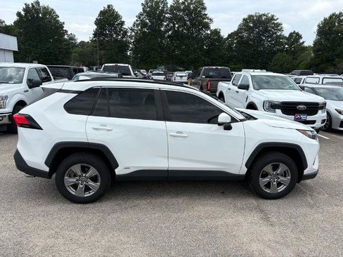 Used 2022 Toyota RAV4 XLE w/ Convenience Package AWD/4WD image 4