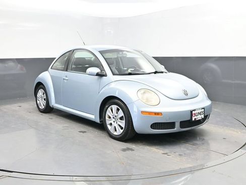 Used 2009 Volkswagen Beetle Coupe FWD image 4