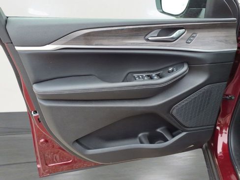 New 2025 Jeep Grand Cherokee L Limited image 17