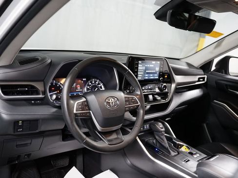 Used 2022 Toyota Highlander XLE FWD image 11