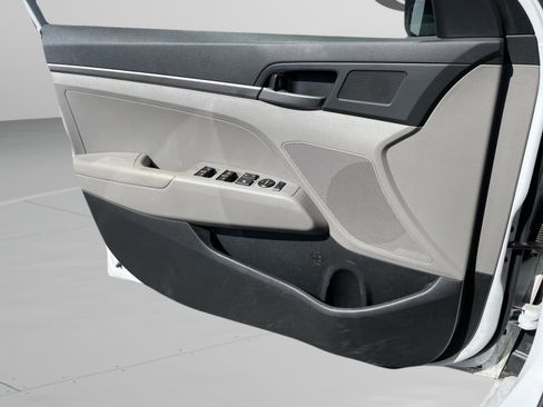 Used 2017 Hyundai Elantra SE image 14