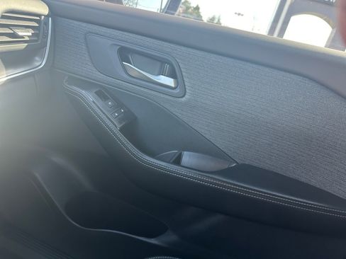 Used 2023 Nissan Rogue SV image 35