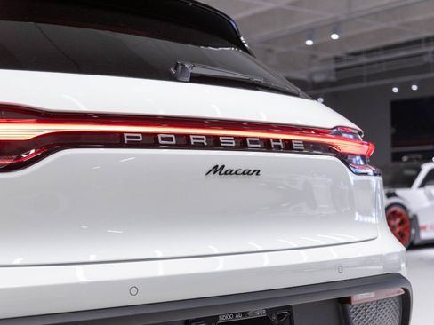 Certified 2026 Porsche Macan AWD/4WD image 32