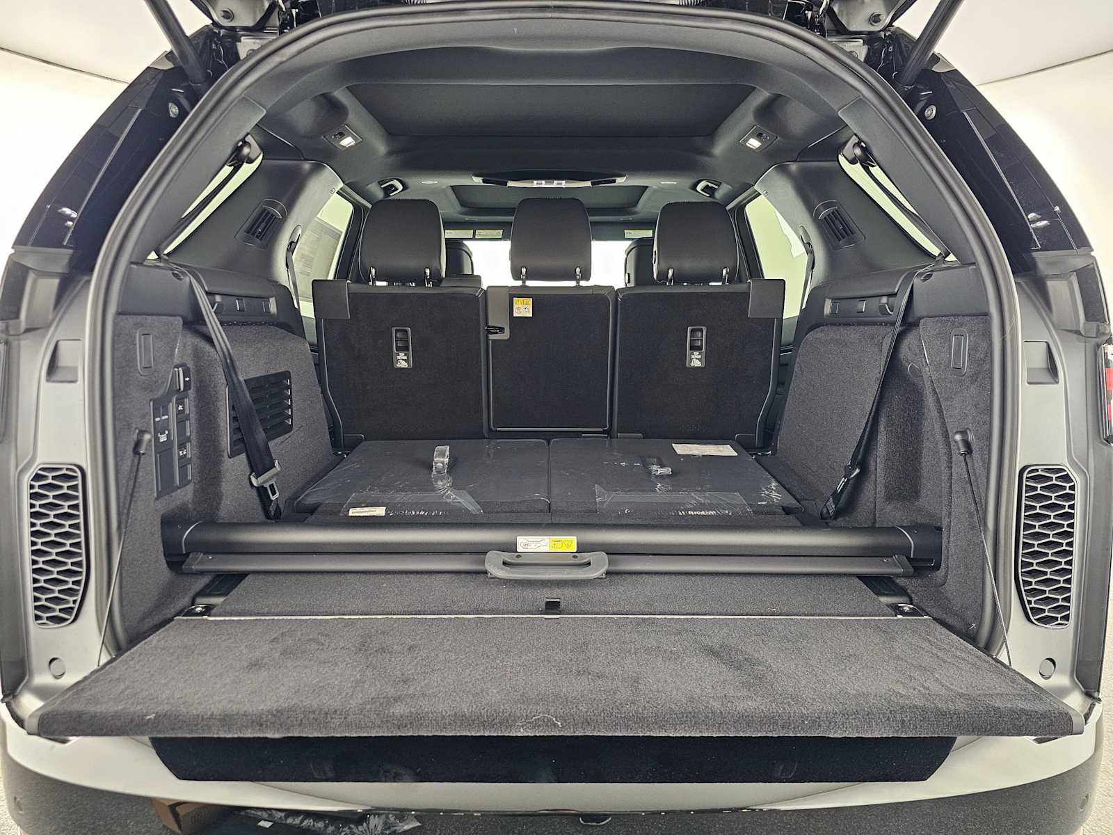 New 2026 Land Rover Discovery Limited Edition AWD/4WD image 14
