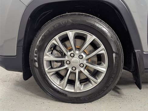 Used 2020 Jeep Cherokee Latitude Plus image 9