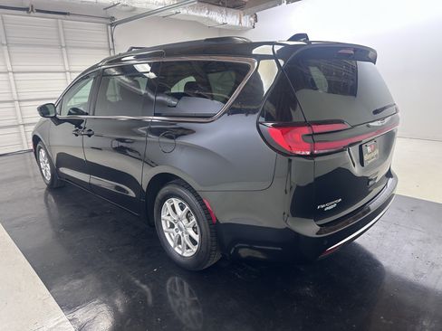 Used 2022 Chrysler Pacifica Touring-L image 11