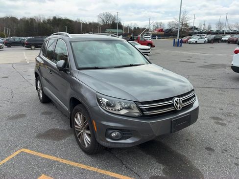 Used 2016 Volkswagen Tiguan SE image 2