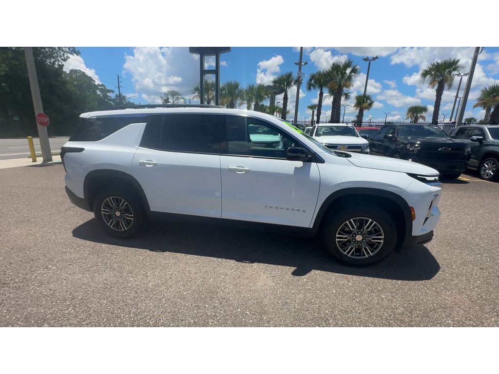 Used 2025 Chevrolet Traverse LT FWD image 9