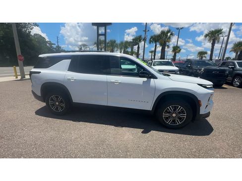 Used 2025 Chevrolet Traverse LT FWD image 9