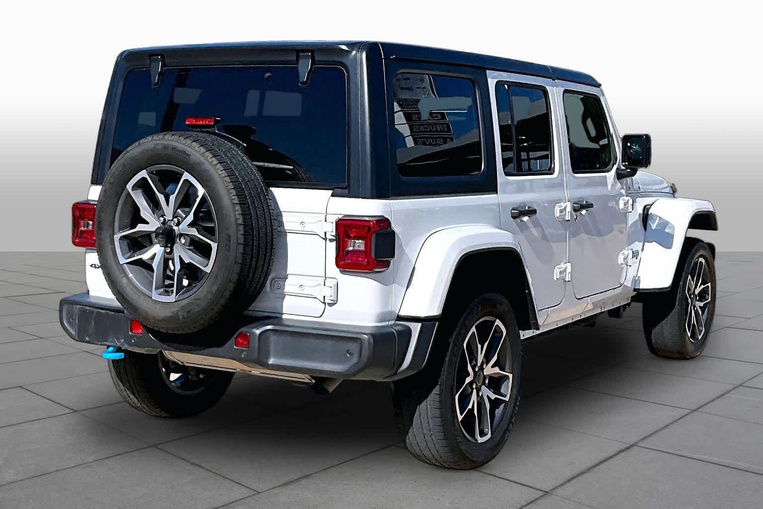 Used 2024 Jeep Wrangler Unlimited w/ Convenience Group AWD/4WD image 12
