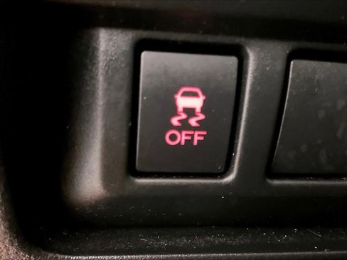 Used 2019 Subaru Crosstrek 2.0i Premium w/ Eyesight System image 30