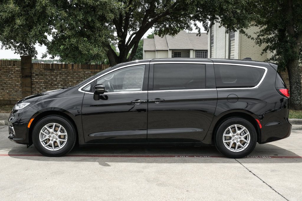 Used 2024 Chrysler Pacifica Touring-L FWD image 20