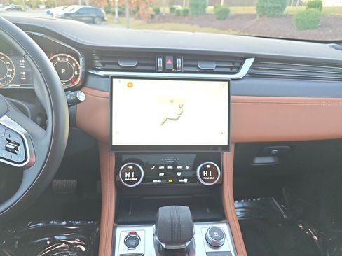 Used 2024 Jaguar F-PACE R-Dynamic S image 18