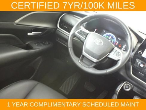 Used 2025 Toyota Grand Highlander AWD image 16