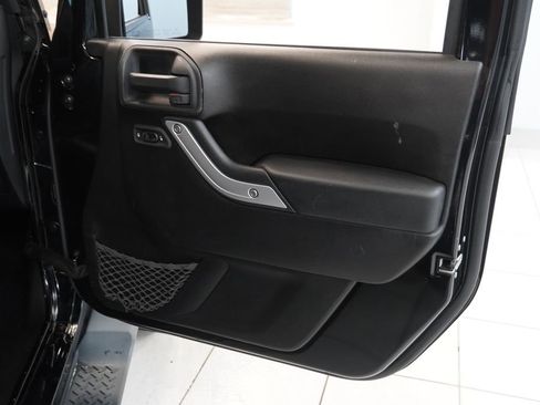 Used 2013 Jeep Wrangler Unlimited Sahara w/ Max Tow Pkg AWD/4WD image 26