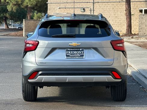 Used 2025 Chevrolet Trax LT FWD image 4