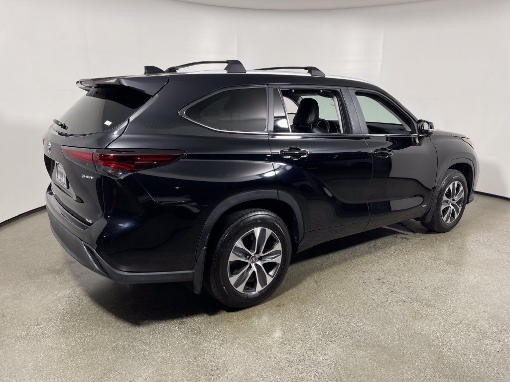 Used 2025 Toyota Highlander XLE AWD/4WD image 3