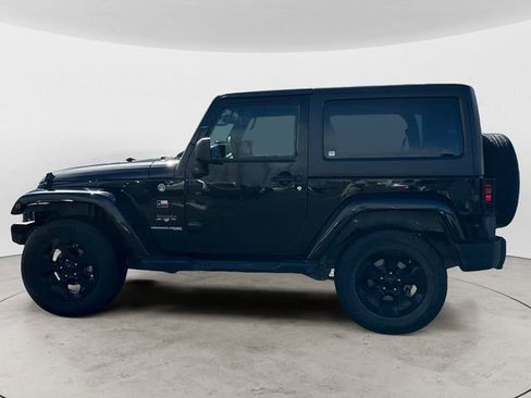 Used 2018 Jeep Wrangler Sahara w/ Connectivity Group AWD/4WD image 2