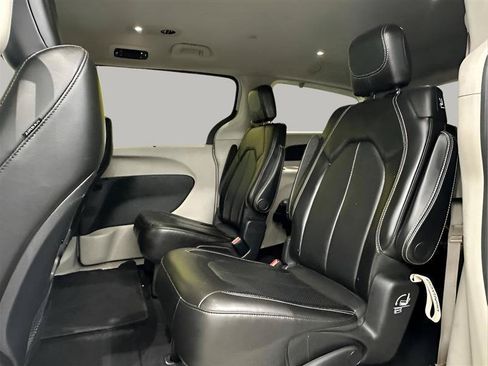 Used 2020 Chrysler Voyager Lxi FWD image 13