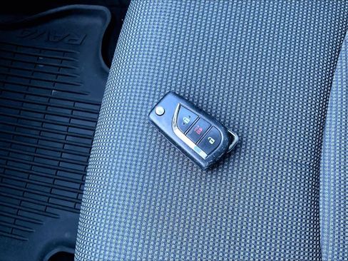 Used 2022 Toyota RAV4 LE image 14